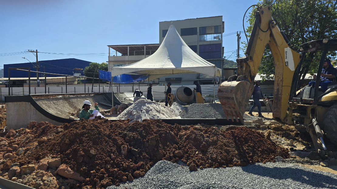 Skatistas visitam obras de pista em construção no Complexo Esportivo Hugo Viola em Jardim América