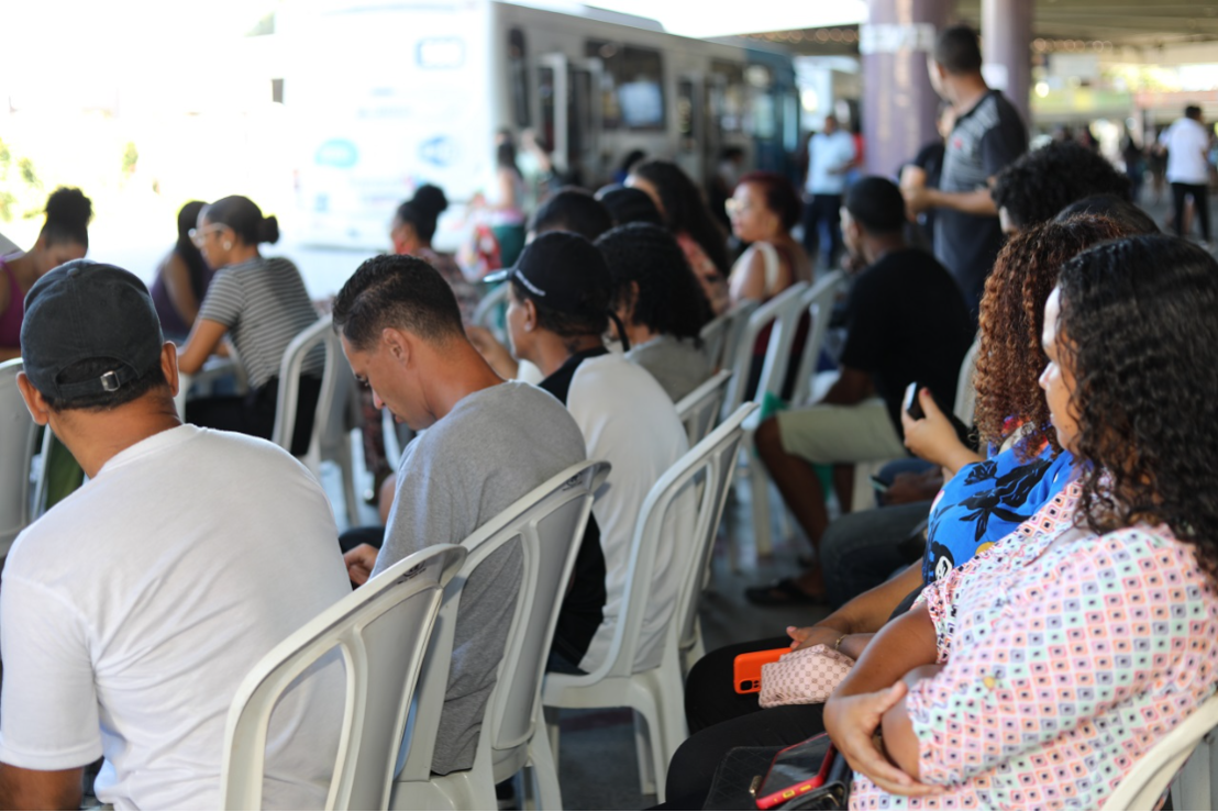 Mutirão de emprego em terminal de ônibus atrai moradores de vários bairros de Cariacica 