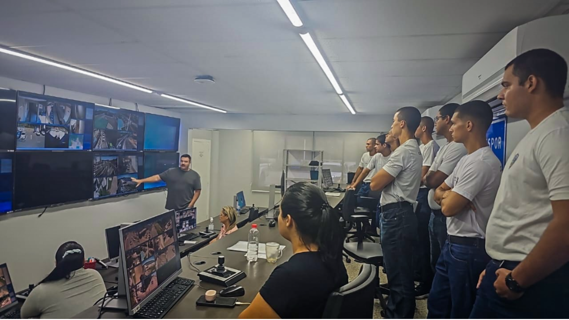 Alunos da Guarda visitam Central Semafórica e conhecem sistema de monitoramento do trânsito em Cariacica