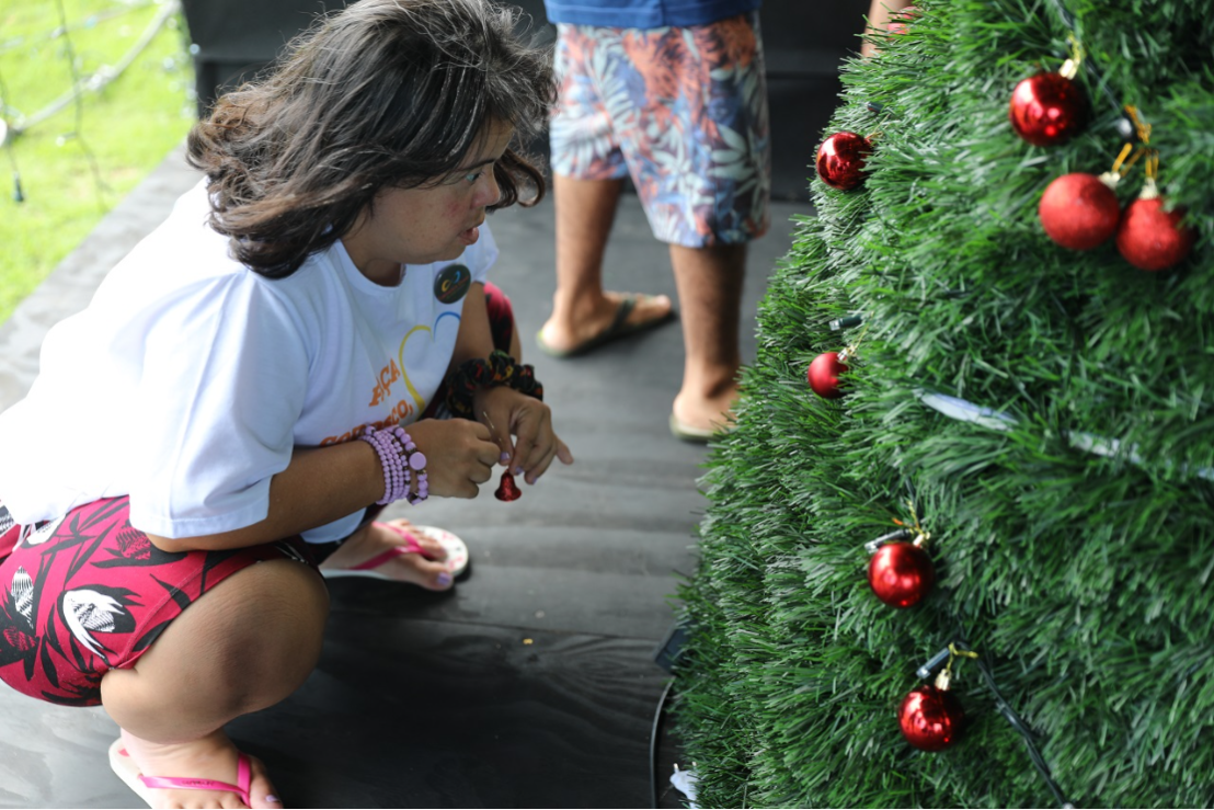 Vila de Natal ganha vida com decoração feita por instituições sociais