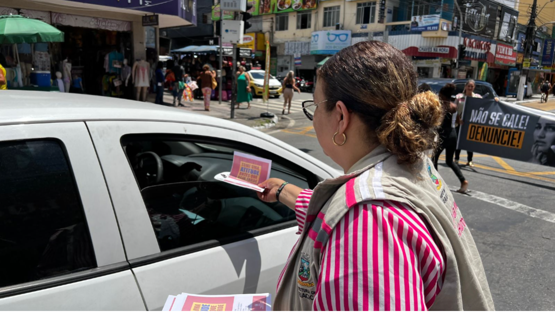 Secretaria da Mulher acolhe vítima de violência doméstica durante ação na Avenida Expedito Garcia