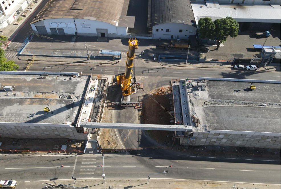 Começa o içamento das vigas da construção do viaduto; avenida segue interditada