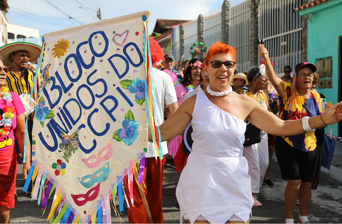 Idosos dos CCPI de Campo Grande e Jardim América fazem circuito da folia 