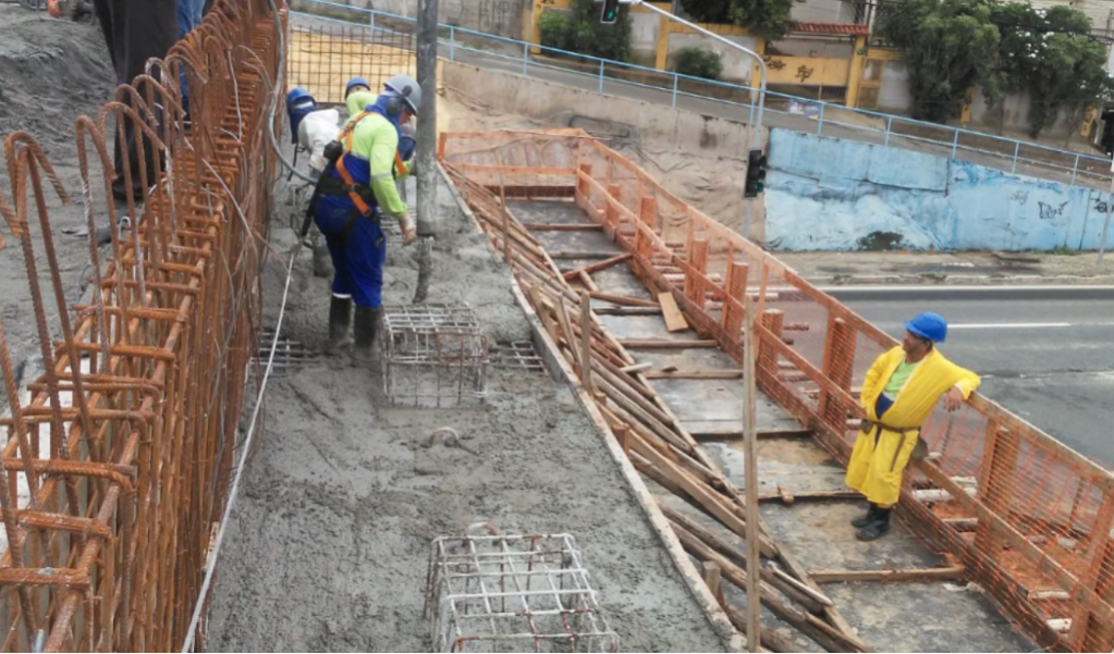 Mesmo com chuva, obras do viaduto na Avenida Mário Gurgel continuam em ritmo acelerado
