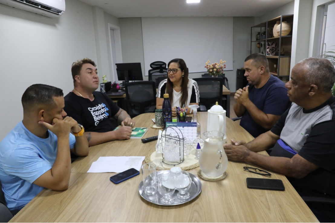 Secretaria de Serviços e de Educação discutem ações para levar mascote Seletico às salas de aula 