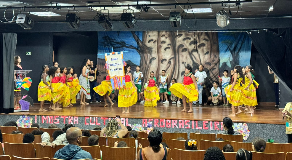 Aula de consciência e cultura: alunos do ensino fundamental se apresentam na 1ª Mostra Cultural Afro-brasileira 