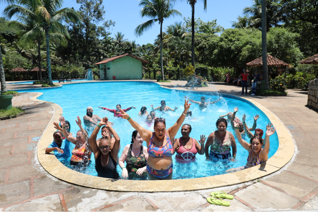 Dia de banho de piscina e diversão para idosos atendidos em quatro Cras