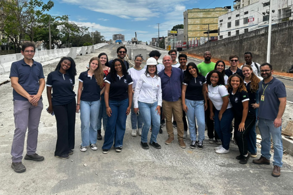 Alunos do Ifes de Vitória visitam obras do viaduto da Avenida Mário Gurgel